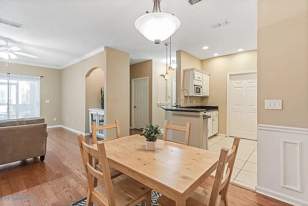 2 bed, 1066 sqft, $1,600 — Photo 2