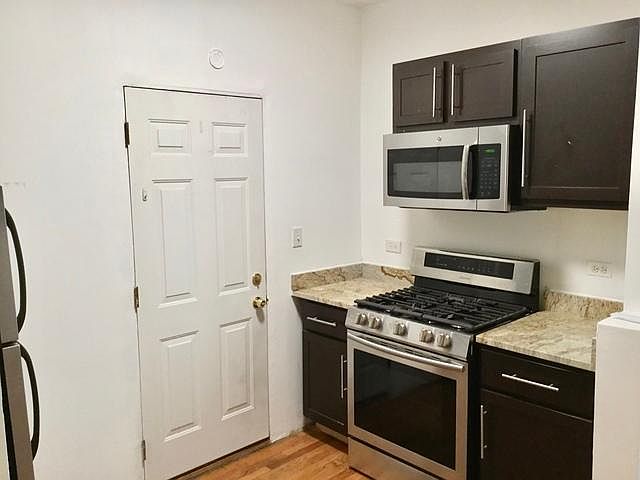 1st image of 671 W Wrightwood Ave