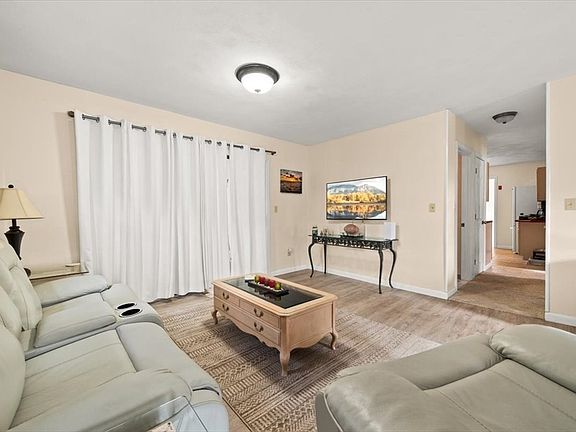 3rd image of 10 Bayberry Ln