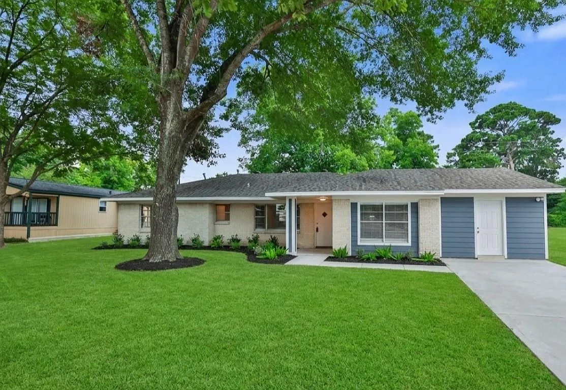 2 bed, 1.5 bath, 2004 sqft, $2,000 — Photo 1