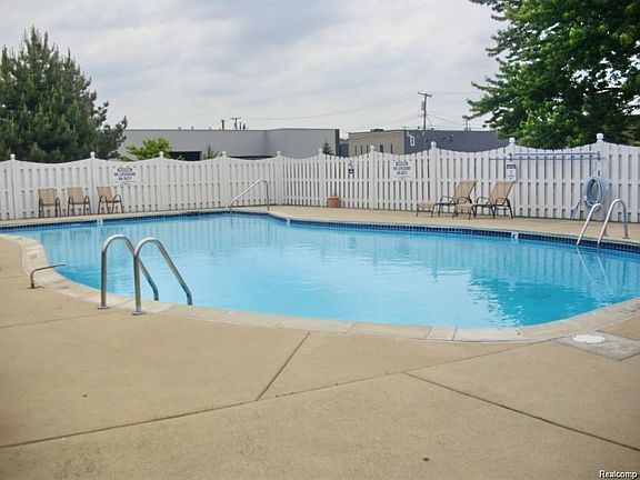 5th image of 2440-D Parmenter Blvd #212