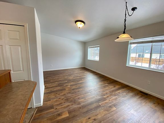 4th image of 2401 Stratford Ln