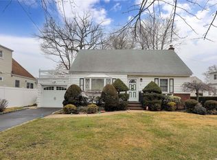 19 Front St, Massapequa Park, NY 11762