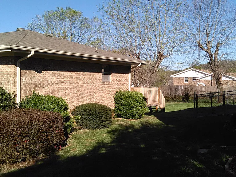 2512 Sharron Dr — Photo 3
