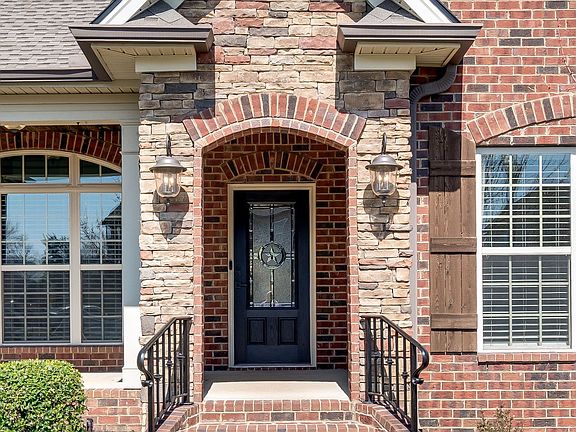 4th image of 833 Queen Annes Ct