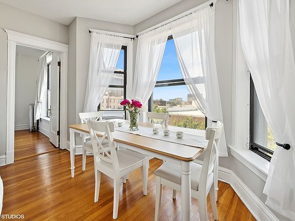 3rd image of 739 W Wellington Ave #3