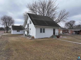 701 W 1st Ave, Flandreau, SD 57028