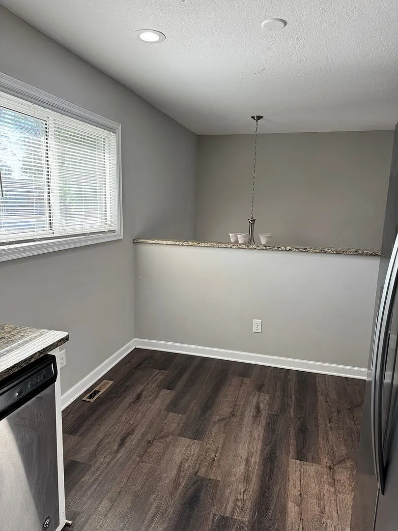 3 Bed/2 Bath Townhouse near Downtown Shakopee- Available Now! — Photo 4