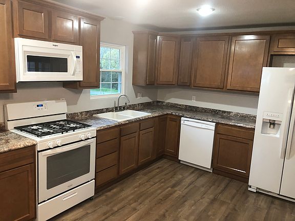 5th image of 303 Lilac Dr