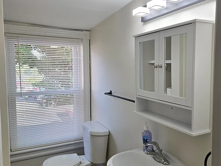 260 E Chestnut St #3 — Photo 1