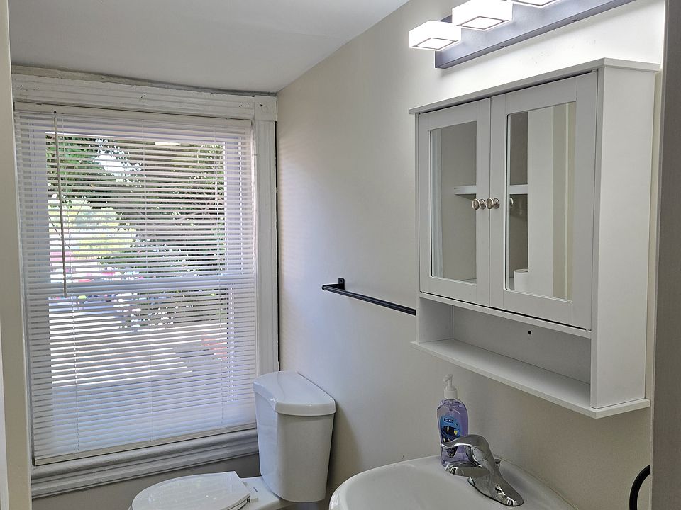 1st image of 260 E Chestnut St APT 3