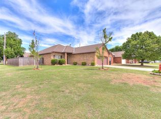 1041 Cambridge Ct, Moore, OK 73160