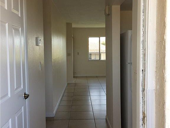 4th image of 910 SE 14th Ter APT 3
