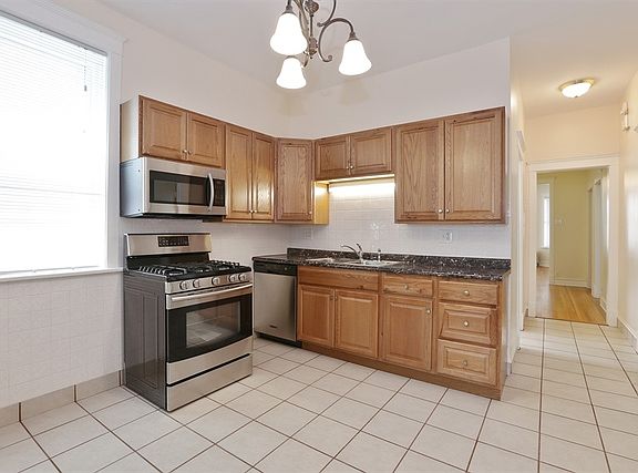 5th image of 3921 N Leavitt St #1