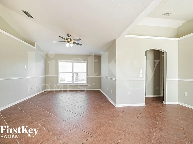 1120 NW 11th Pl — Photo 5