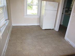 3rd image of 400 Manhattan Ave