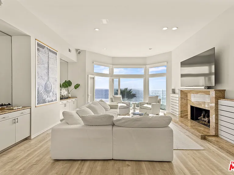 3616 The Strand #C — Photo 6