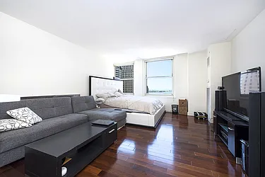 Rented by R New York