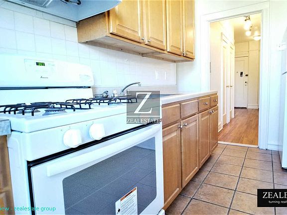 5th image of 900 E 35th St APT B2