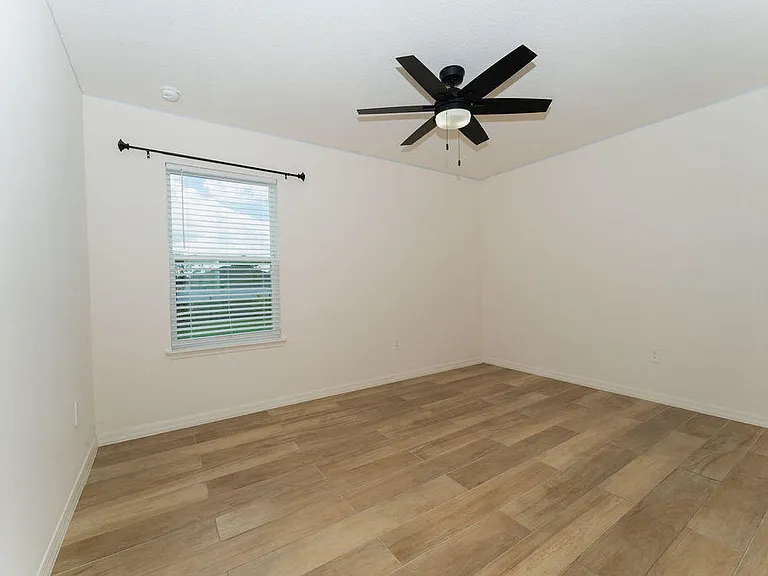 138 SW Carter Ave — Photo 33