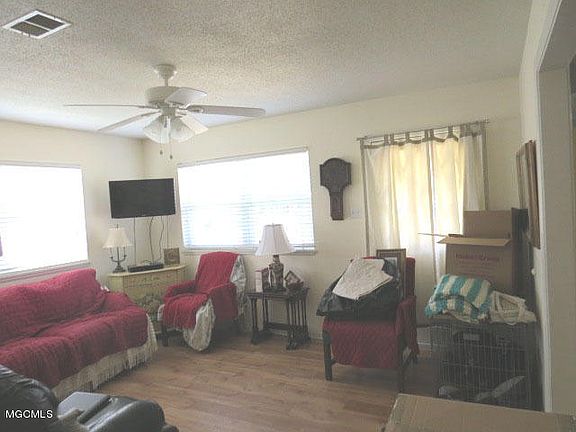 3rd image of 114 Hickory Dr
