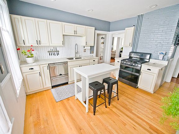 4th image of 21 Thornley St #1