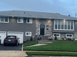 63 Redwood Ln, Massapequa Park, NY 11762