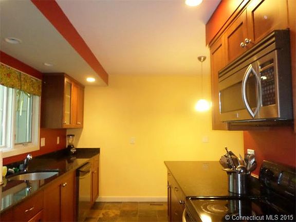Kitchen-granite/tiled/ss ap...