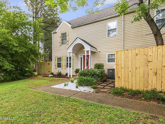 4th image of 825 Harbor Bend Dr