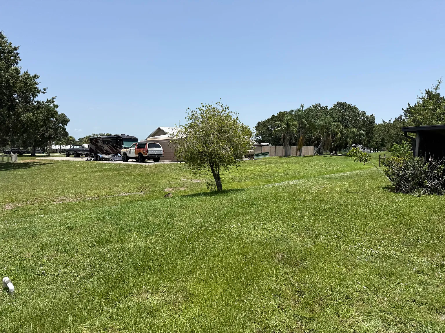 4 bed, 2.0 bath, 2108 sqft, $2,350 — Photo 2