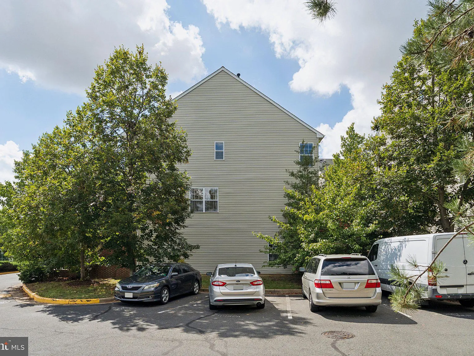4 bed, 4.0 bath, 2110 sqft, $3,200 — Photo 4