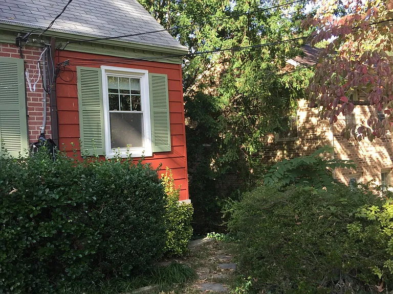 810 Jackson Ave #B — Photo 2