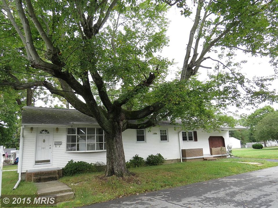 NICE CORNER LOT, EXPANDED SIDE YARD