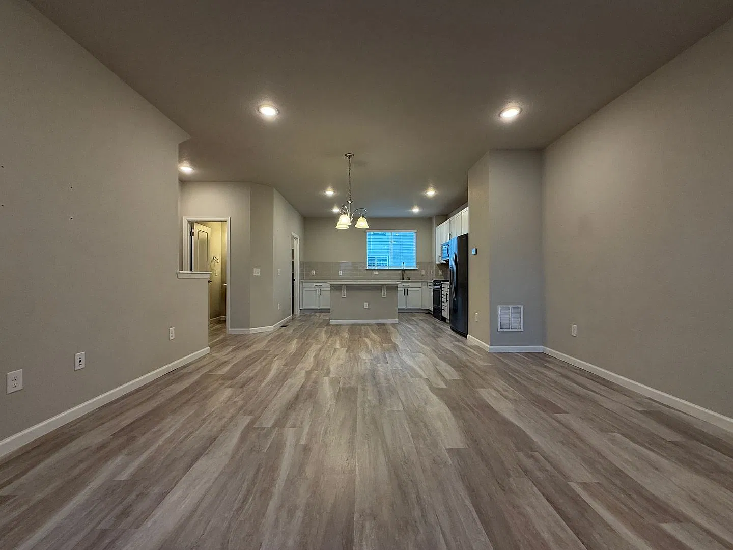 Well-appointed 2-bedroom, 2.5-bath townhouse in Lakewood for Rent — Photo 3