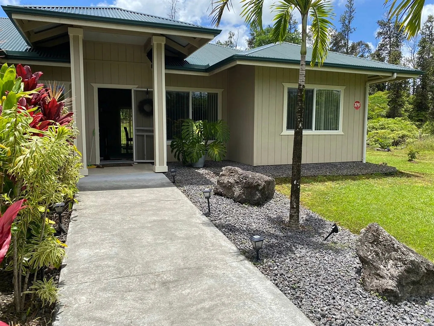 3/2 Furnished & Pet Friendly-Hawaiian Paradise Park — Photo 1