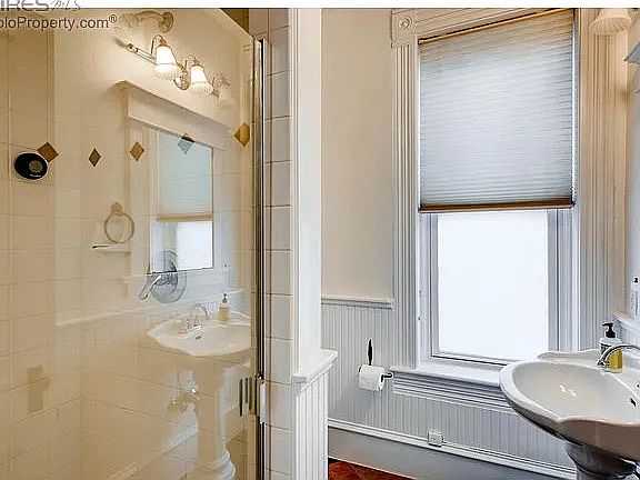 1st Floor Full Bathroom