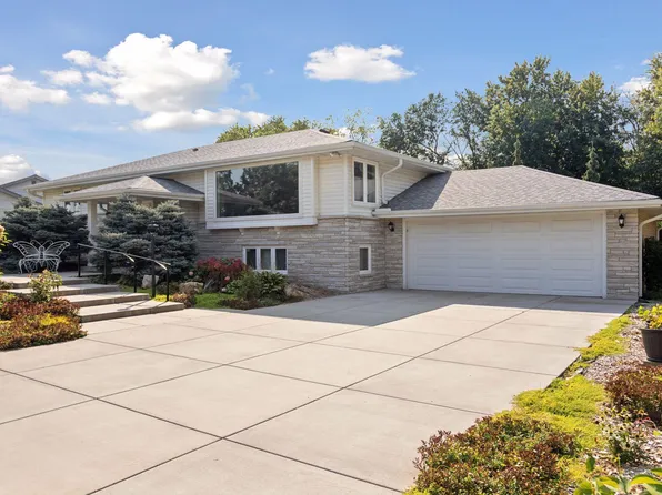 760 Upper Colonial Dr, Saint Paul, MN 55118