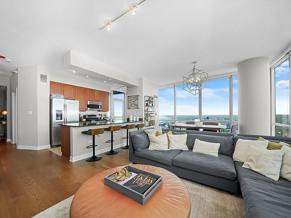 3rd image of 1201 S Prairie Ave APT 5106
