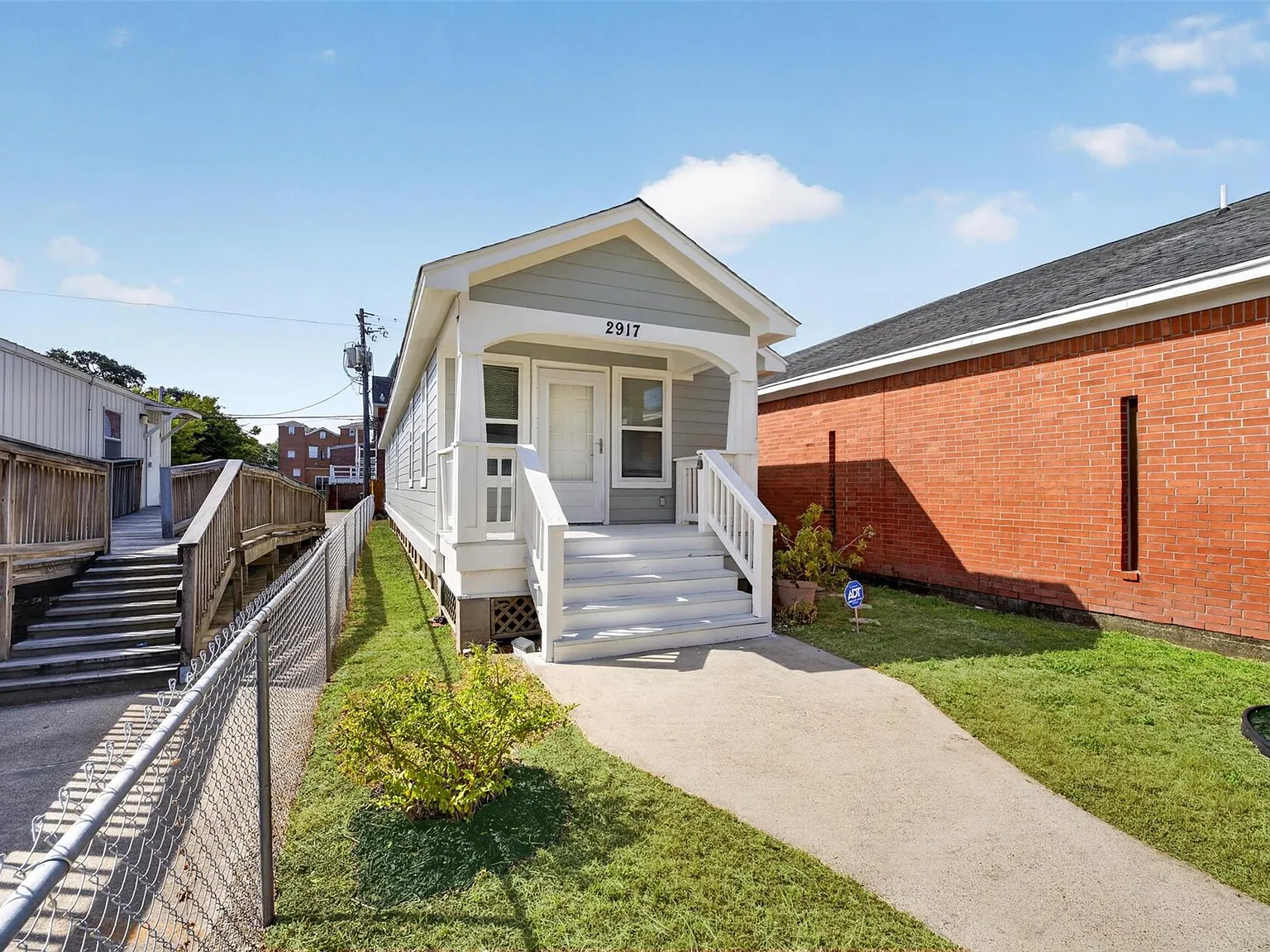 3 bed, 1.0 bath, 1404 sqft, $2,300 — Photo 2