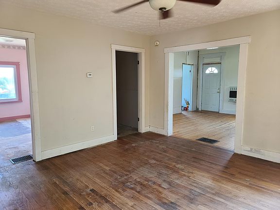5th image of 98 S Persimmon St
