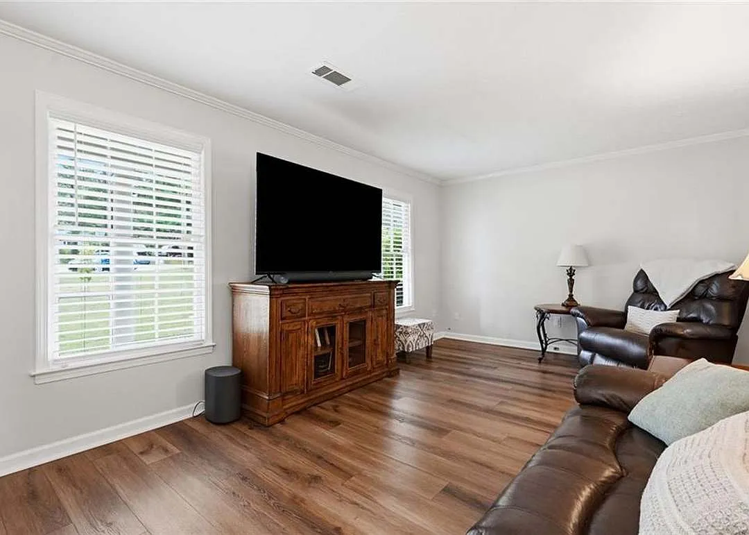 3 bed, 2048 sqft, $2,400 — Photo 4