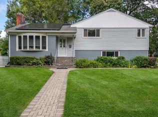 1 Winoka Dr, Huntington Station, NY 11746