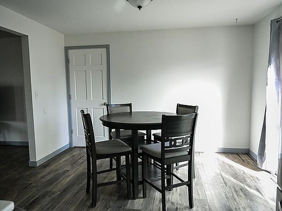 5th image of 8 Circle Dr