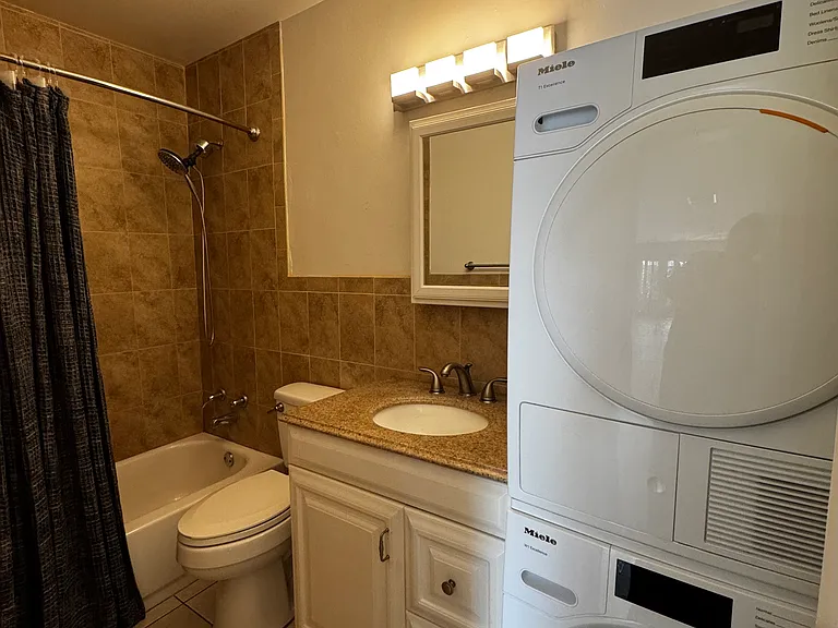 425 NE 7th Ave #3 — Photo 18