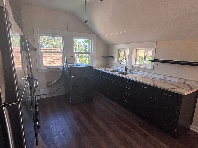 Entry from the hallway, looking at the countertop