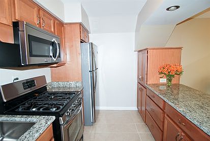 5th image of 1044 Ontario St APT 1B