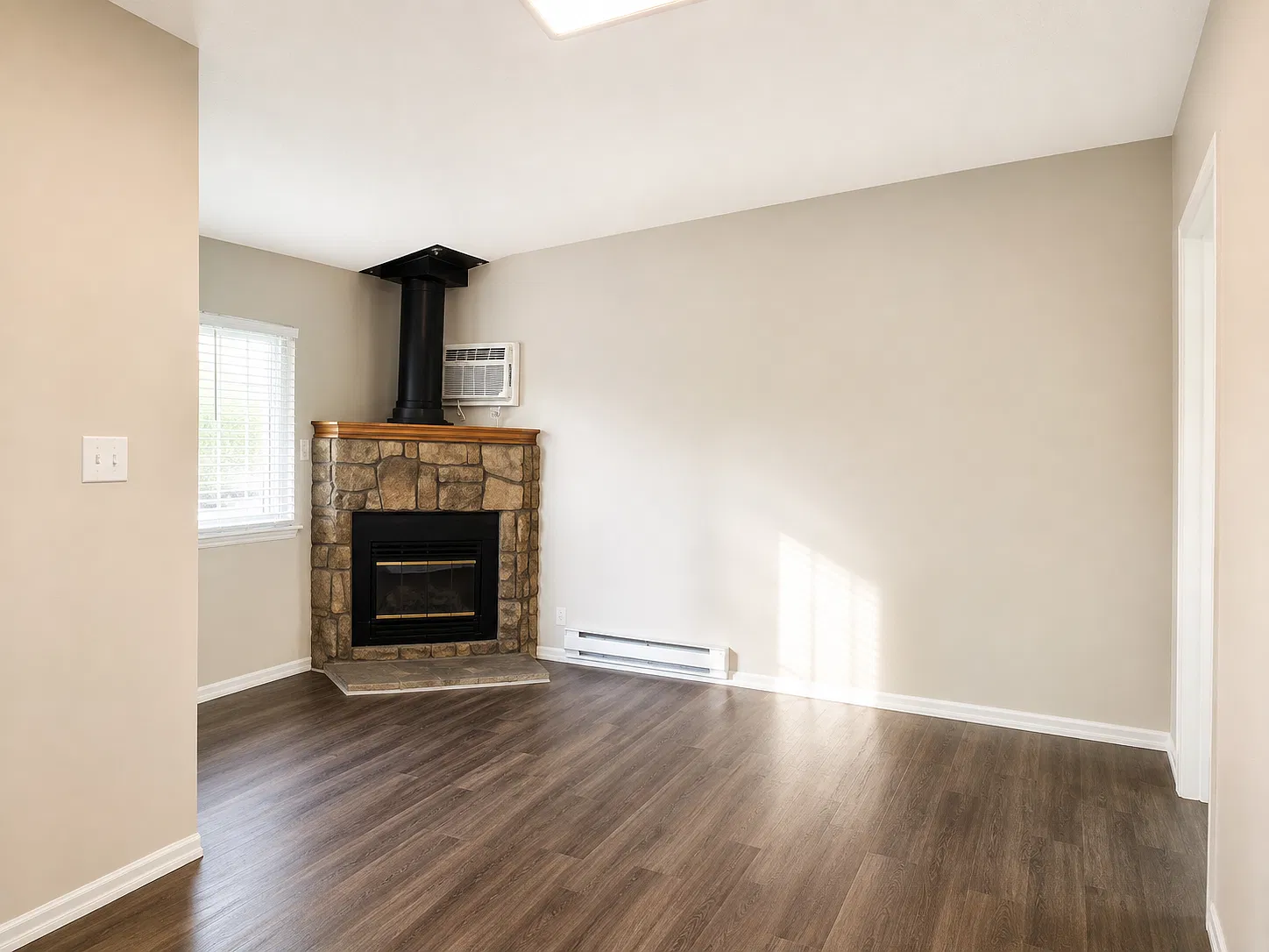 2 bed, 1.0 bath, 836 sqft, $1,640 — Photo 2