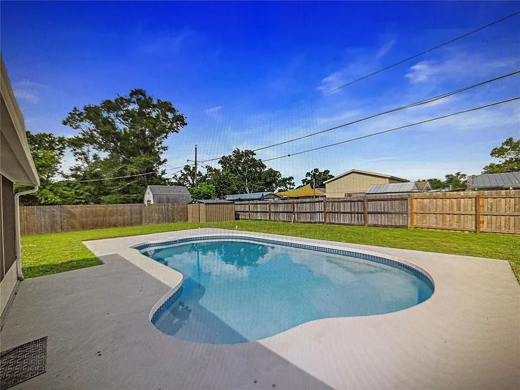 4 bed, 2.0 bath, 1355 sqft, $2,800 — Photo 2
