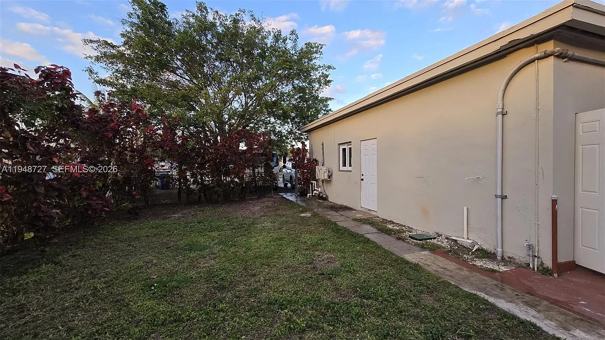 Building Photo - 950 NW 149th Ter #1