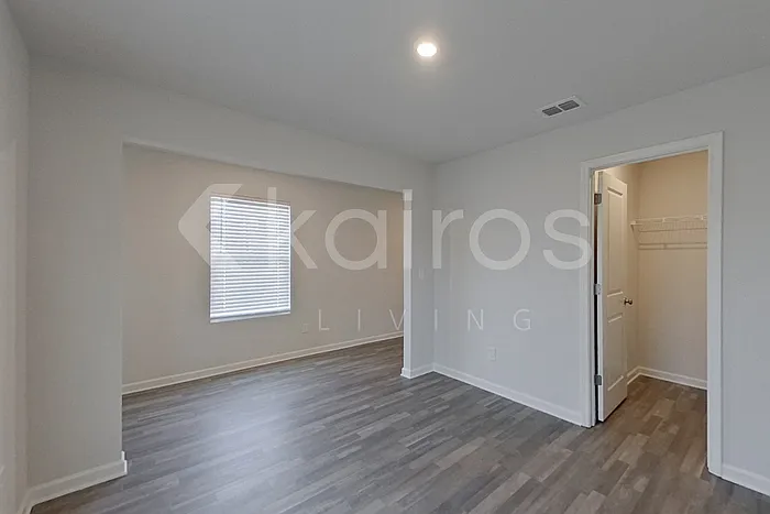 4 bed, 2.5 bath, 2376 sqft, $2,395 — Photo 2